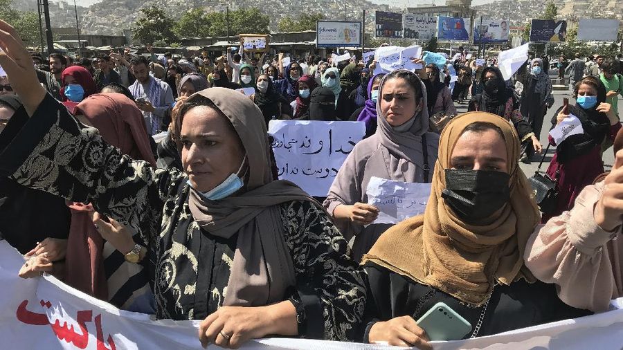 Demonstran perempuan Afghanistan meneriakkan yel dalam unjuk rasa anti-Pakistan di dekat Kedutaan Besar Pakistan di Kabul,. (AP/Wali Sabawoon)
