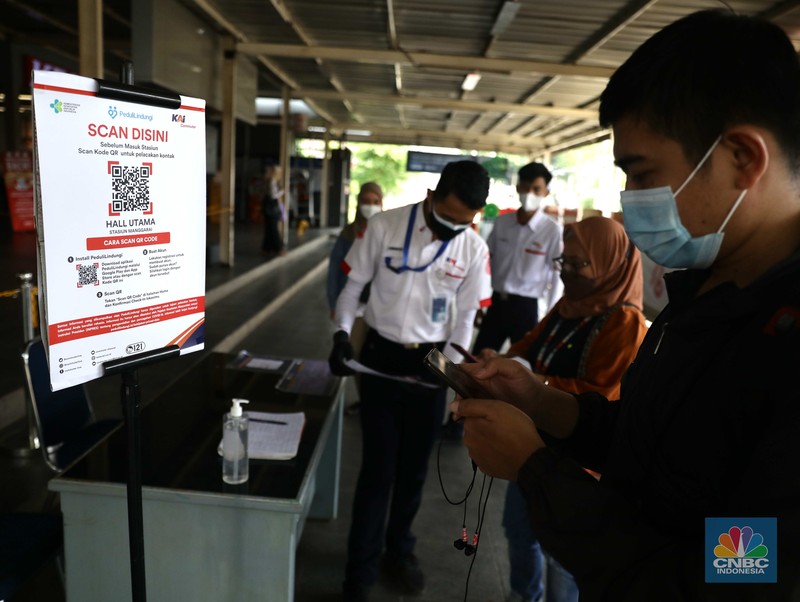KRL Uji Coba Aplikasi PeduliLindung. (CNBC Indonesia/Muhammad Sabki)