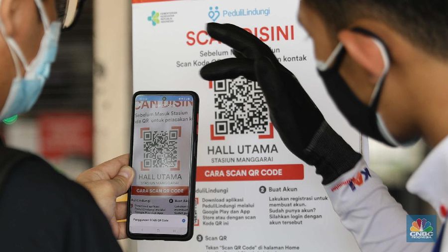 KRL Uji Coba Aplikasi PeduliLindung. (CNBC Indonesia/Muhammad Sabki)