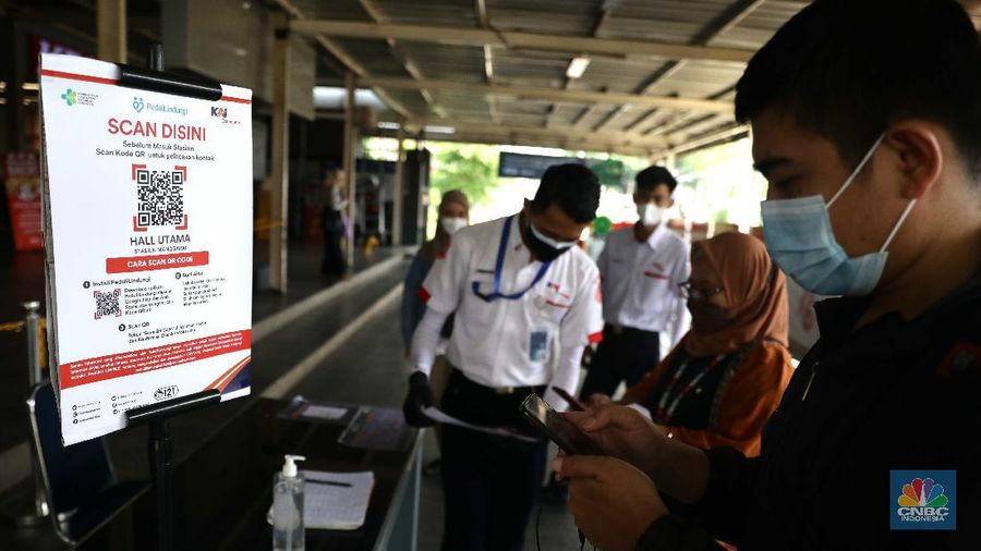 KRL Uji Coba Aplikasi PeduliLindung. (CNBC Indonesia/Muhammad Sabki)
