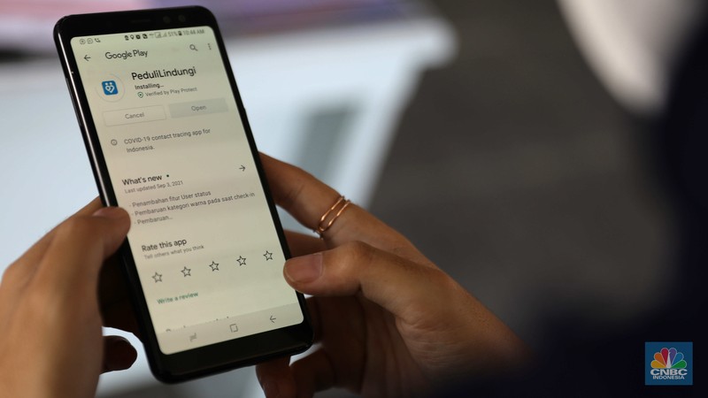 KRL Uji Coba Aplikasi PeduliLindung. (CNBC Indonesia/Muhammad Sabki)