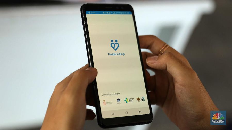 KRL Uji Coba Aplikasi PeduliLindung. (CNBC Indonesia/Muhammad Sabki)