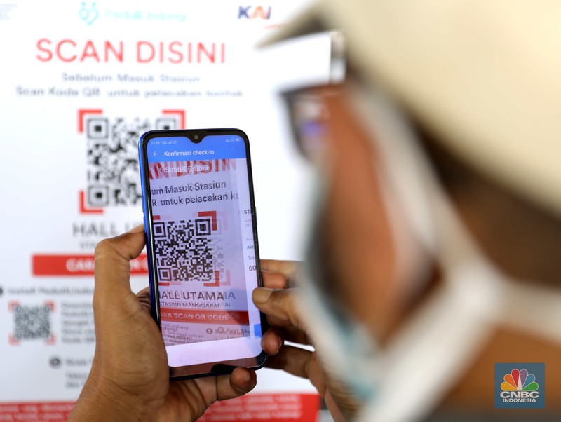 KRL Uji Coba Aplikasi PeduliLindung. (CNBC Indonesia/Muhammad Sabki)
