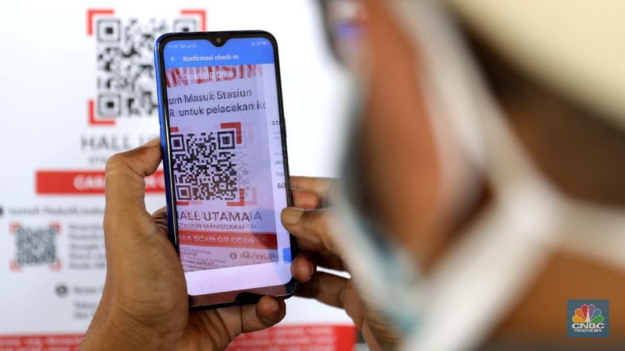 KRL Uji Coba Aplikasi PeduliLindung. (CNBC Indonesia/Muhammad Sabki)