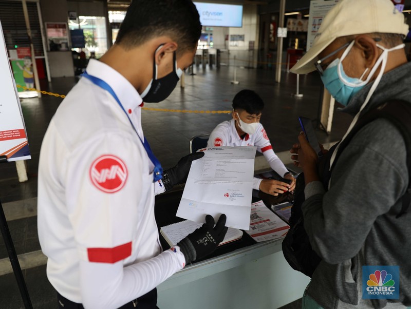 KRL Uji Coba Aplikasi PeduliLindung. (CNBC Indonesia/Muhammad Sabki)