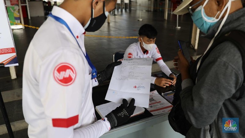 KRL Uji Coba Aplikasi PeduliLindung. (CNBC Indonesia/Muhammad Sabki)