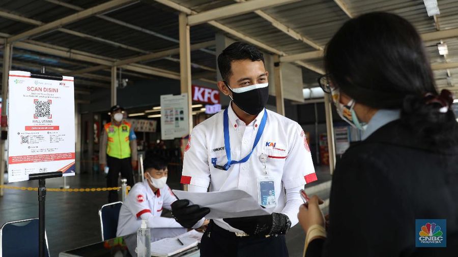 KRL Uji Coba Aplikasi PeduliLindung. (CNBC Indonesia/Muhammad Sabki)