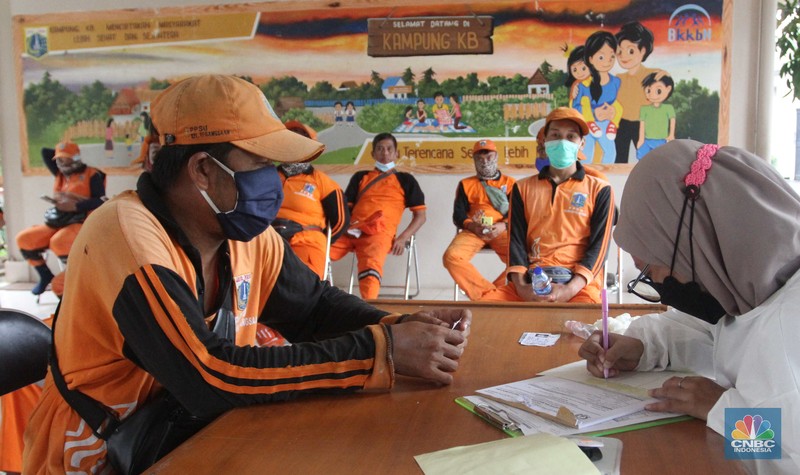Petugas PPSU jalani Test Usap . (CNBC Indonesia/Muhammad Sabki)