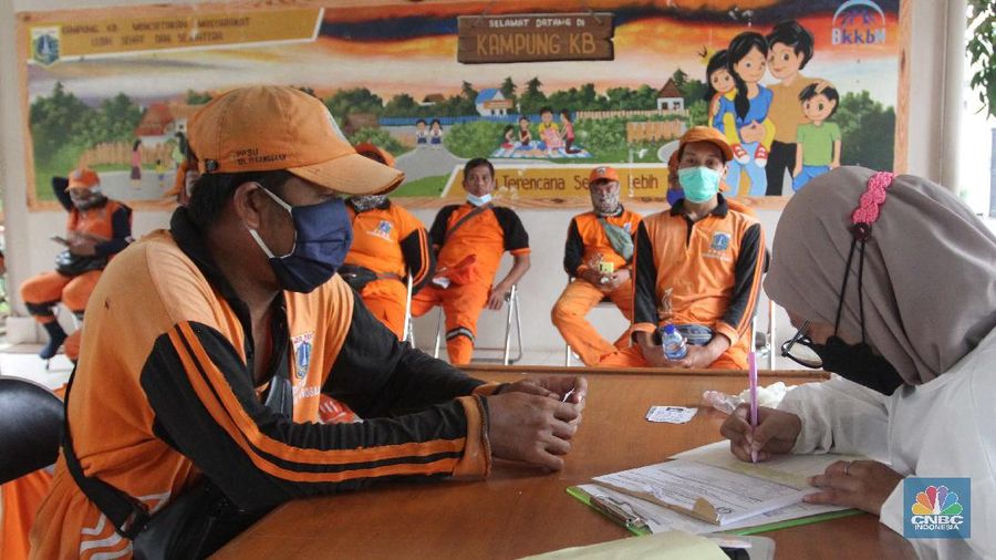 Petugas PPSU jalani Test Usap . (CNBC Indonesia/Muhammad Sabki)