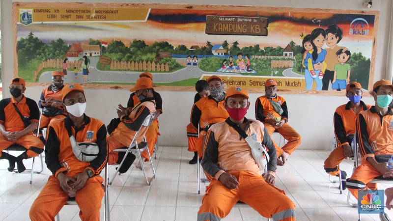 Petugas PPSU jalani Test Usap . (CNBC Indonesia/Muhammad Sabki)