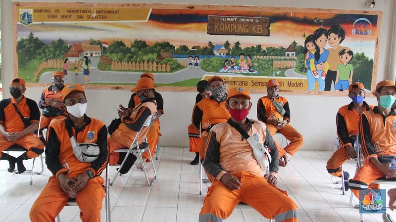 Petugas PPSU jalani Test Usap . (CNBC Indonesia/Muhammad Sabki)