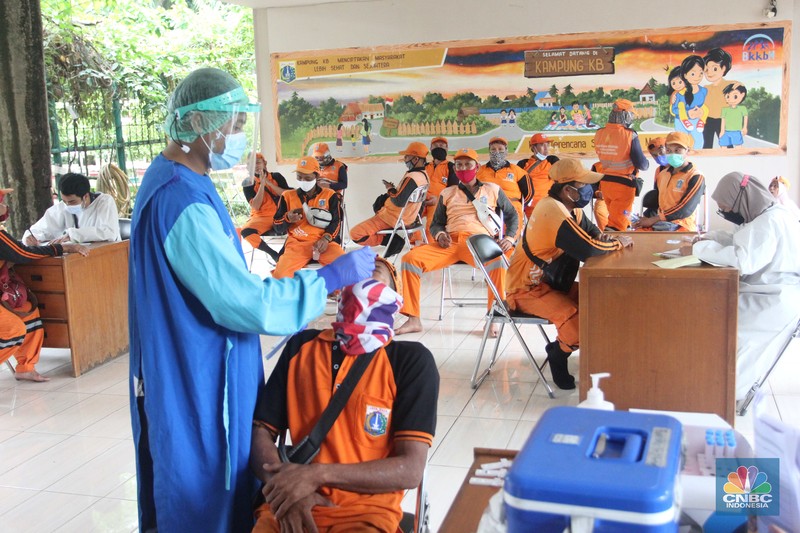 Petugas PPSU jalani Test Usap . (CNBC Indonesia/Muhammad Sabki)