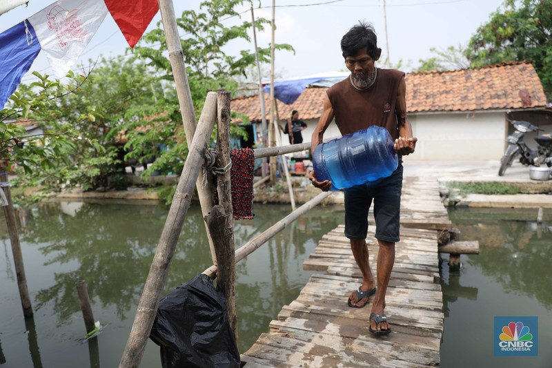 Aktivitas warga di sepanjang Kali Cilemahabang yang keruh di Cikarang, Kabupaten Bekasi, Jawa Barat. (CNBC Indonesia/Muhammad Sabki) Aktivitas warga di sepanjang Kali Cilemahabang yang keruh di Cikarang, Kabupaten Bekasi, Jawa Barat. (CNBC Indonesia/Muhammad Sabki)