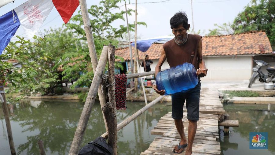 Aktivitas warga di sepanjang Kali Cilemahabang yang keruh di Cikarang, Kabupaten Bekasi, Jawa Barat. (CNBC Indonesia/Muhammad Sabki)