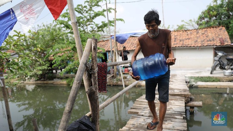 Aktivitas warga di sepanjang Kali Cilemahabang yang keruh di Cikarang, Kabupaten Bekasi, Jawa Barat. (CNBC Indonesia/Muhammad Sabki)