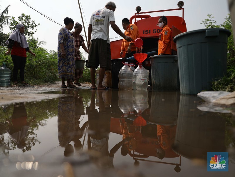 Aktivitas warga di sepanjang Kali Cilemahabang yang keruh di Cikarang, Kabupaten Bekasi, Jawa Barat. (CNBC Indonesia/Muhammad Sabki) Aktivitas warga di sepanjang Kali Cilemahabang yang keruh di Cikarang, Kabupaten Bekasi, Jawa Barat. (CNBC Indonesia/Muhammad Sabki)