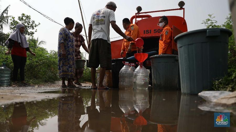 Aktivitas warga di sepanjang Kali Cilemahabang yang keruh di Cikarang, Kabupaten Bekasi, Jawa Barat. (CNBC Indonesia/Muhammad Sabki)