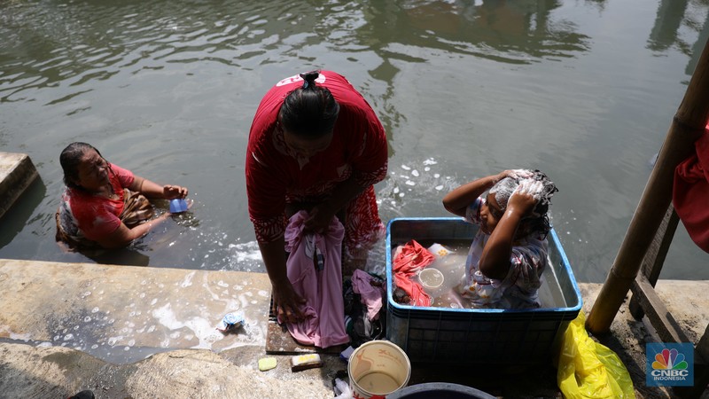 Aktivitas warga di sepanjang Kali Cilemahabang yang keruh di Cikarang, Kabupaten Bekasi, Jawa Barat. (CNBC Indonesia/Muhammad Sabki) Aktivitas warga di sepanjang Kali Cilemahabang yang keruh di Cikarang, Kabupaten Bekasi, Jawa Barat. (CNBC Indonesia/Muhammad Sabki)