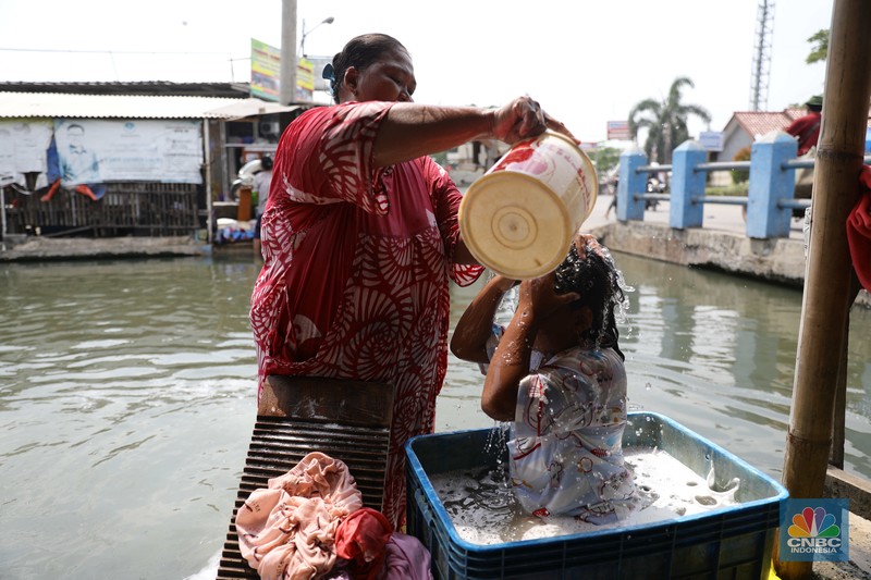 Aktivitas warga di sepanjang Kali Cilemahabang yang keruh di Cikarang, Kabupaten Bekasi, Jawa Barat. (CNBC Indonesia/Muhammad Sabki) Aktivitas warga di sepanjang Kali Cilemahabang yang keruh di Cikarang, Kabupaten Bekasi, Jawa Barat. (CNBC Indonesia/Muhammad Sabki)