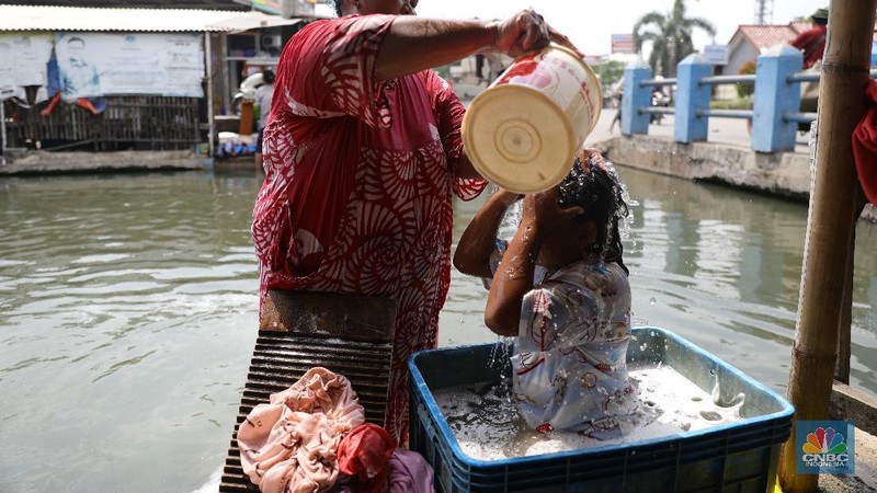 Aktivitas warga di sepanjang Kali Cilemahabang yang keruh di Cikarang, Kabupaten Bekasi, Jawa Barat. (CNBC Indonesia/Muhammad Sabki)