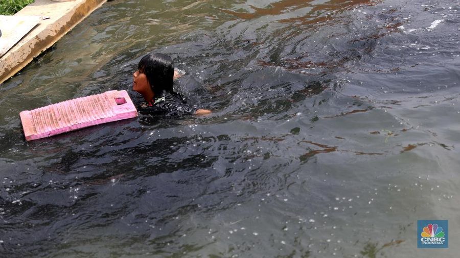 Aktivitas warga di sepanjang Kali Cilemahabang yang keruh di Cikarang, Kabupaten Bekasi, Jawa Barat. (CNBC Indonesia/Muhammad Sabki)