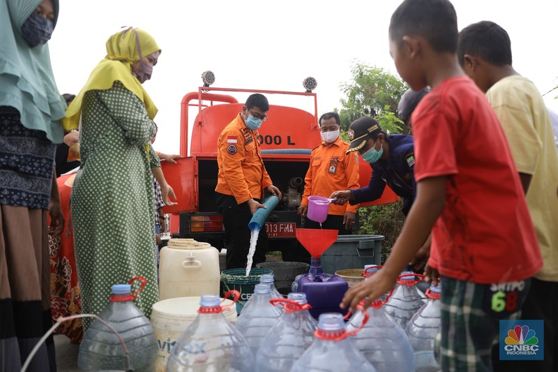 Aktivitas warga di sepanjang Kali Cilemahabang yang keruh di Cikarang, Kabupaten Bekasi, Jawa Barat. (CNBC Indonesia/Muhammad Sabki) Aktivitas warga di sepanjang Kali Cilemahabang yang keruh di Cikarang, Kabupaten Bekasi, Jawa Barat. (CNBC Indonesia/Muhammad Sabki)