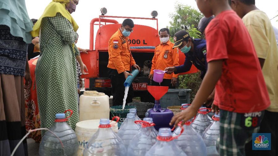 Aktivitas warga di sepanjang Kali Cilemahabang yang keruh di Cikarang, Kabupaten Bekasi, Jawa Barat. (CNBC Indonesia/Muhammad Sabki)