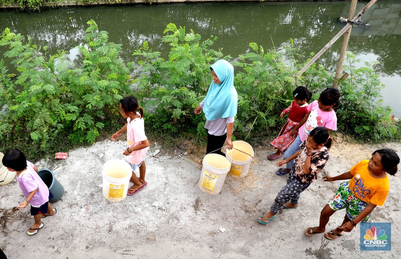 Aktivitas warga di sepanjang Kali Cilemahabang yang keruh di Cikarang, Kabupaten Bekasi, Jawa Barat. (CNBC Indonesia/Muhammad Sabki)