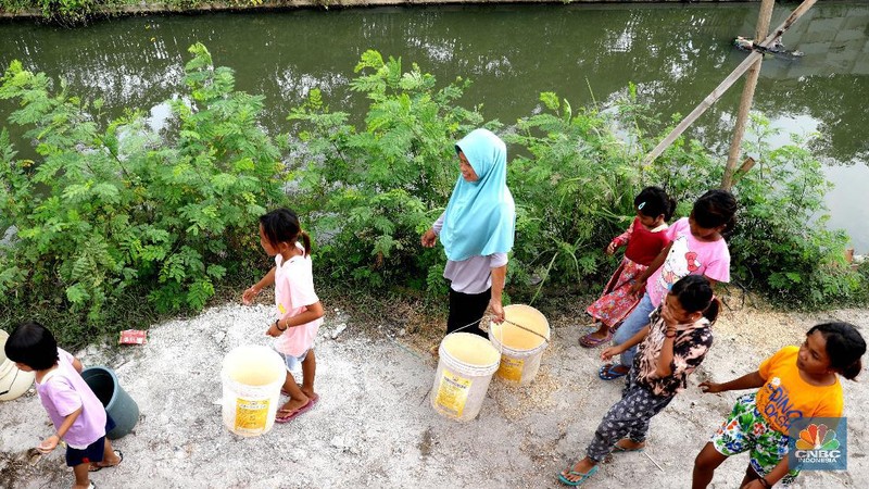 Aktivitas warga di sepanjang Kali Cilemahabang yang keruh di Cikarang, Kabupaten Bekasi, Jawa Barat. (CNBC Indonesia/Muhammad Sabki)