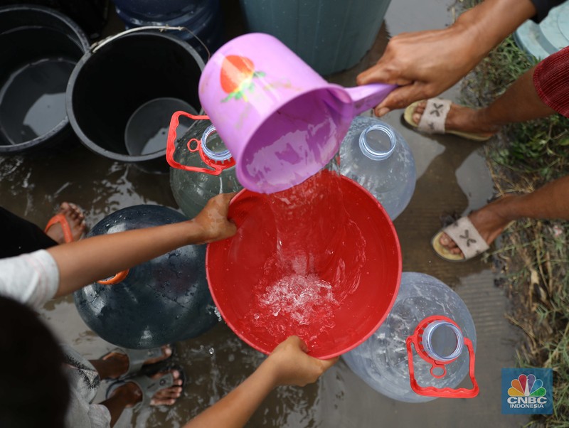 Aktivitas warga di sepanjang Kali Cilemahabang yang keruh di Cikarang, Kabupaten Bekasi, Jawa Barat. (CNBC Indonesia/Muhammad Sabki)