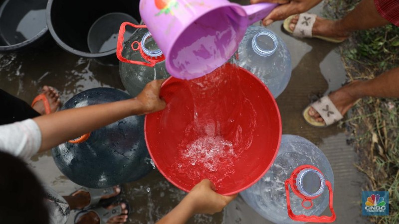 Aktivitas warga di sepanjang Kali Cilemahabang yang keruh di Cikarang, Kabupaten Bekasi, Jawa Barat. (CNBC Indonesia/Muhammad Sabki)