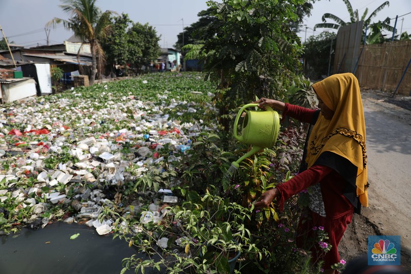 Aktivitas warga di sepanjang Kali Cilemahabang yang keruh di Cikarang, Kabupaten Bekasi, Jawa Barat. (CNBC Indonesia/Muhammad Sabki) Aktivitas warga di sepanjang Kali Cilemahabang yang keruh di Cikarang, Kabupaten Bekasi, Jawa Barat. (CNBC Indonesia/Muhammad Sabki)