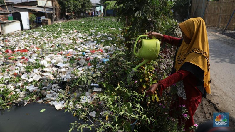 Aktivitas warga di sepanjang Kali Cilemahabang yang keruh di Cikarang, Kabupaten Bekasi, Jawa Barat. (CNBC Indonesia/Muhammad Sabki)