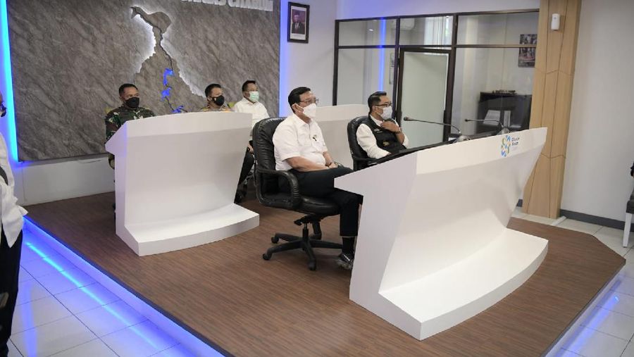 Tim Ahli Satgas Citarum Andy Garna mempresentasikan Command Center pada Menko Bidang Kemaritiman dan Investasi Luhut Binsar Pandjaitan.