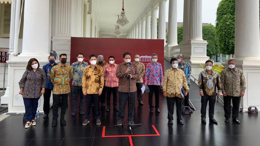 Menkoperek Airlangga Hartarto, Ketua Kadin Arsjad Rasjid dll di Istana Presiden, Jakarta. Ist