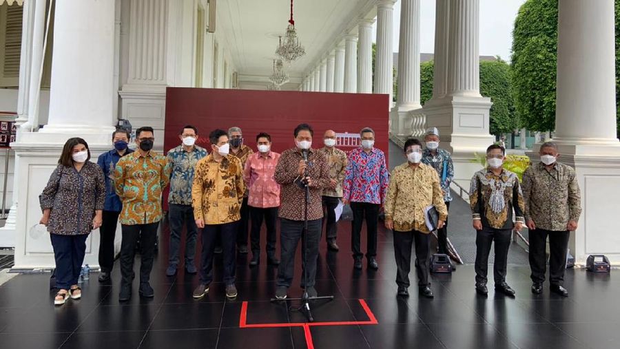 Menkoperek Airlangga Hartarto, Ketua Kadin Arsjad Rasjid dll di Istana Presiden, Jakarta. Ist