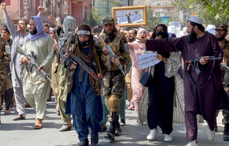 Pasukan Taliban. (REUTERS/STRINGER) Pasukan Taliban. (REUTERS/STRINGER)