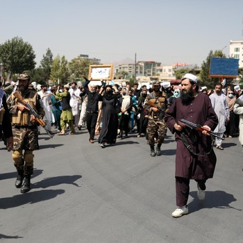 Ngeri! Taliban Todongkan Senjata Bubarkan Demo di Afghanistan