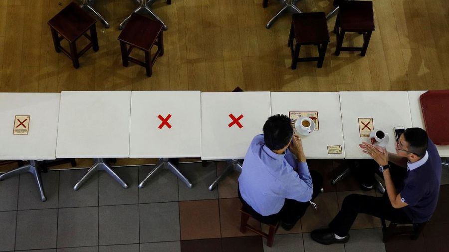 Penyekatan meja makan di Singapura. (REUTERS/EDGAR SU)