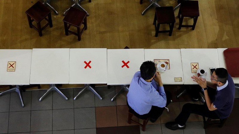 Lonjakan kasus Covid-19 di Singapura. (REUTERS/EDGAR SU)