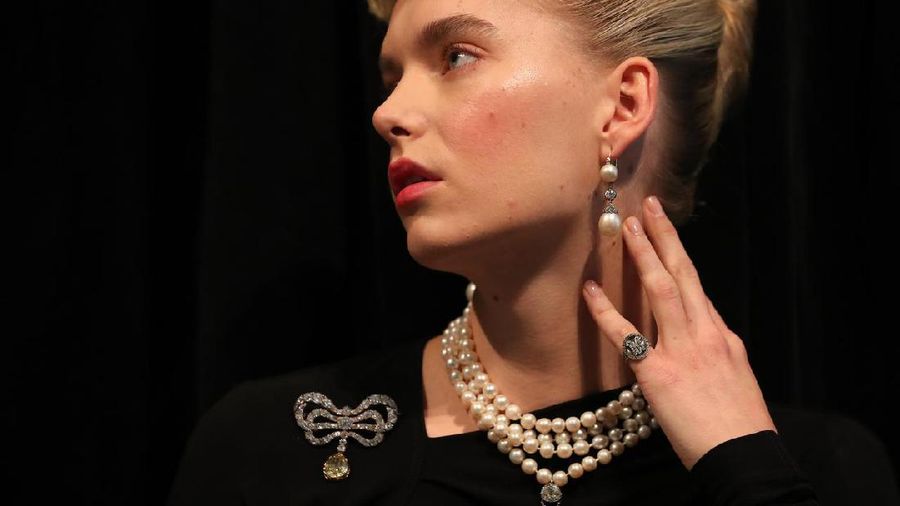 Perhiasan Ratu Prancis, Marie-Antoinette dilelang. Mulai dari liontin, cincin, kalung, tiara, hingga bros. AP/