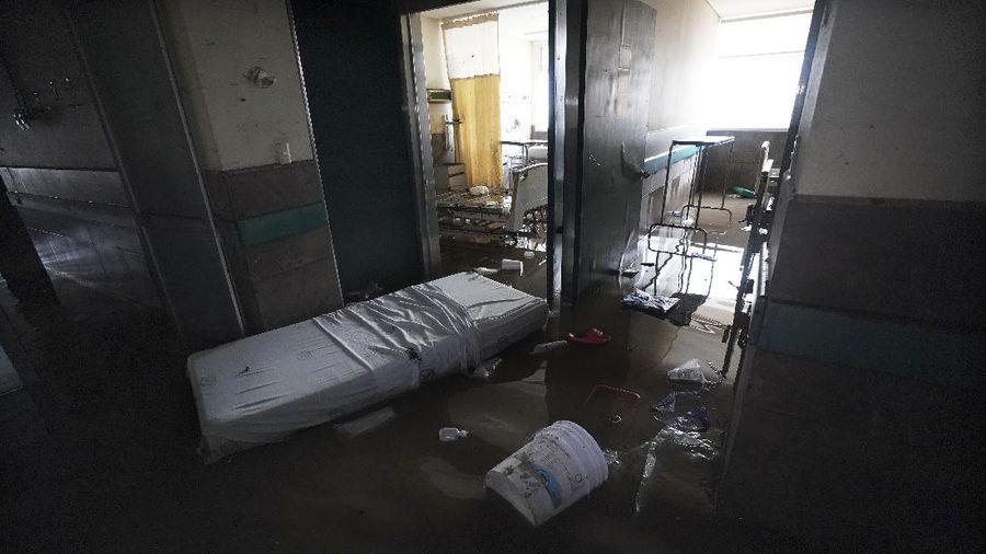 Sebuah rumah sakit di kota Tula, Hidalgo, Meksiko, terendam banjir akibat hujan deras. (AP/Marco Ugarte)