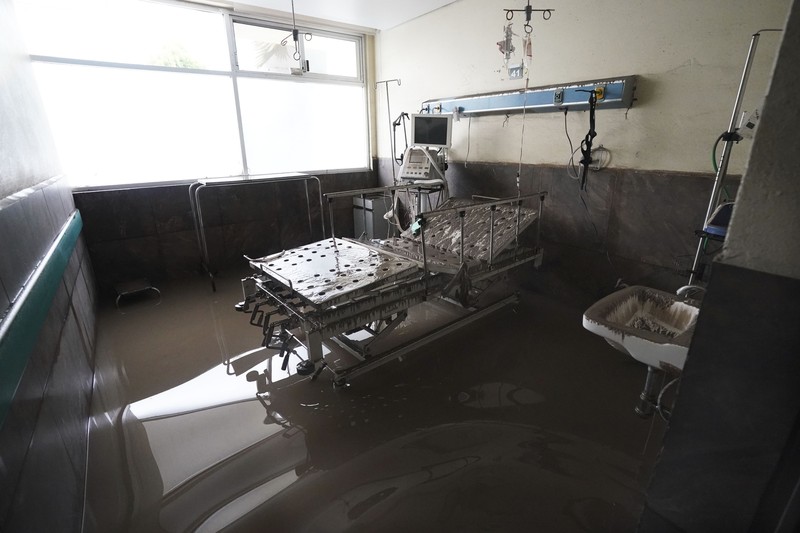 Sebuah rumah sakit di kota Tula, Hidalgo, Meksiko, terendam banjir akibat hujan deras. (AP/Marco Ugarte)