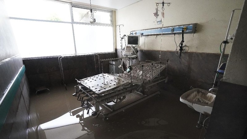 Sebuah rumah sakit di kota Tula, Hidalgo, Meksiko, terendam banjir akibat hujan deras. (AP/Marco Ugarte)