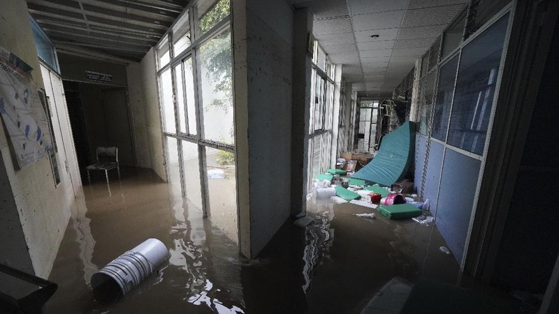 Sebuah rumah sakit di kota Tula, Hidalgo, Meksiko, terendam banjir akibat hujan deras. (AP/Marco Ugarte)