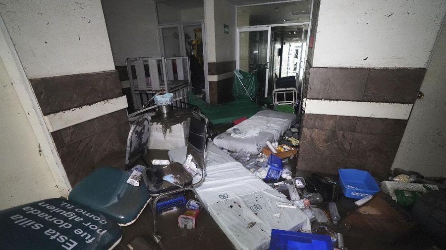 Sebuah rumah sakit di kota Tula, Hidalgo, Meksiko, terendam banjir akibat hujan deras. (AP/Marco Ugarte)