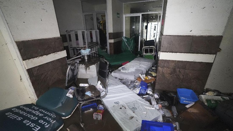 Sebuah rumah sakit di kota Tula, Hidalgo, Meksiko, terendam banjir akibat hujan deras. (AP/Marco Ugarte)
