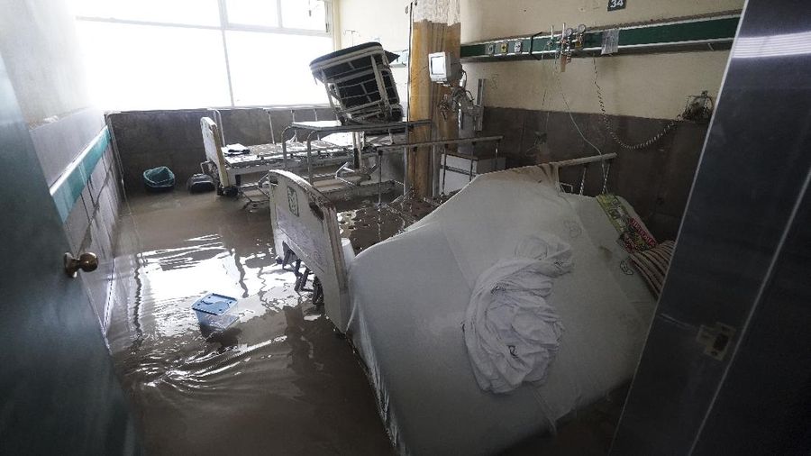 Sebuah rumah sakit di kota Tula, Hidalgo, Meksiko, terendam banjir akibat hujan deras. (AP/Marco Ugarte)