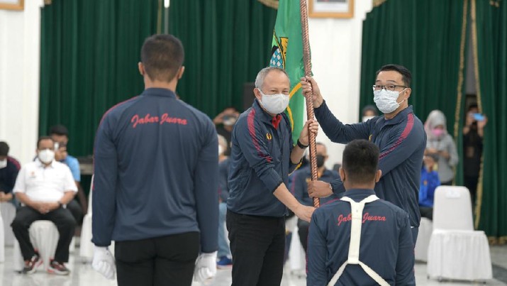 Gubernur Jawa Barat Ridwan Kamil melepas Kontingen PON Jabar untuk PON Papua XX/2021 di Gedung Sate, Kota Bandung, Kamis (9/9/2021). (Foto: Yogi Prayoga S/Biro Adpim Jabar)