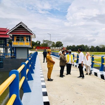 Gaya Jokowi Resmikan Bendungan Paselloreng Sulsel Rp 770 M